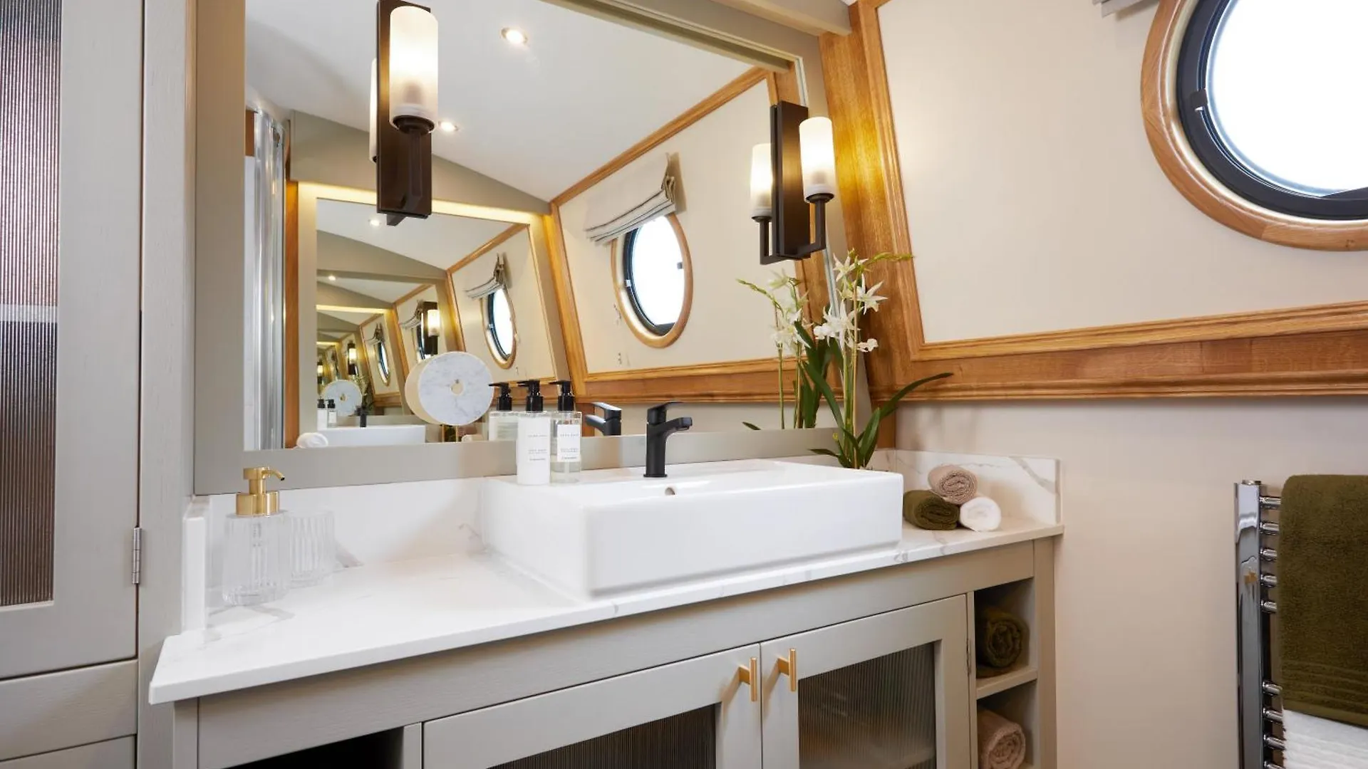 Botel Premium Hausboot Am Pichelssee - Madam President Hotel Berlin